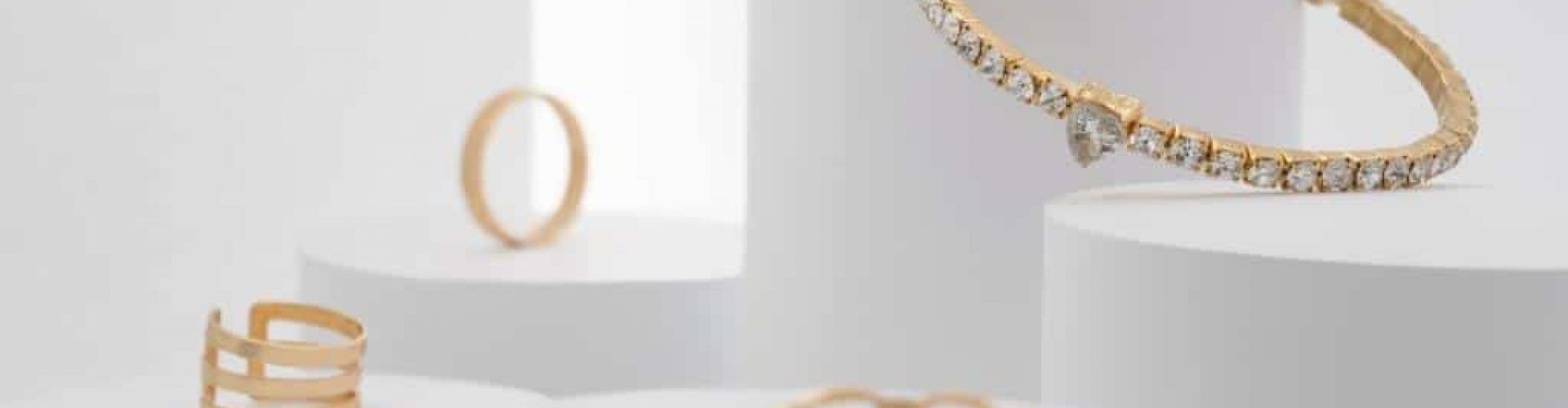 beautiful-precious-bracelet-with-diamonds-rings-collection-white-platforms