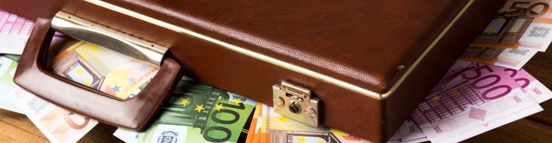 close-up-closed-suitcase-with-banknotes-inside